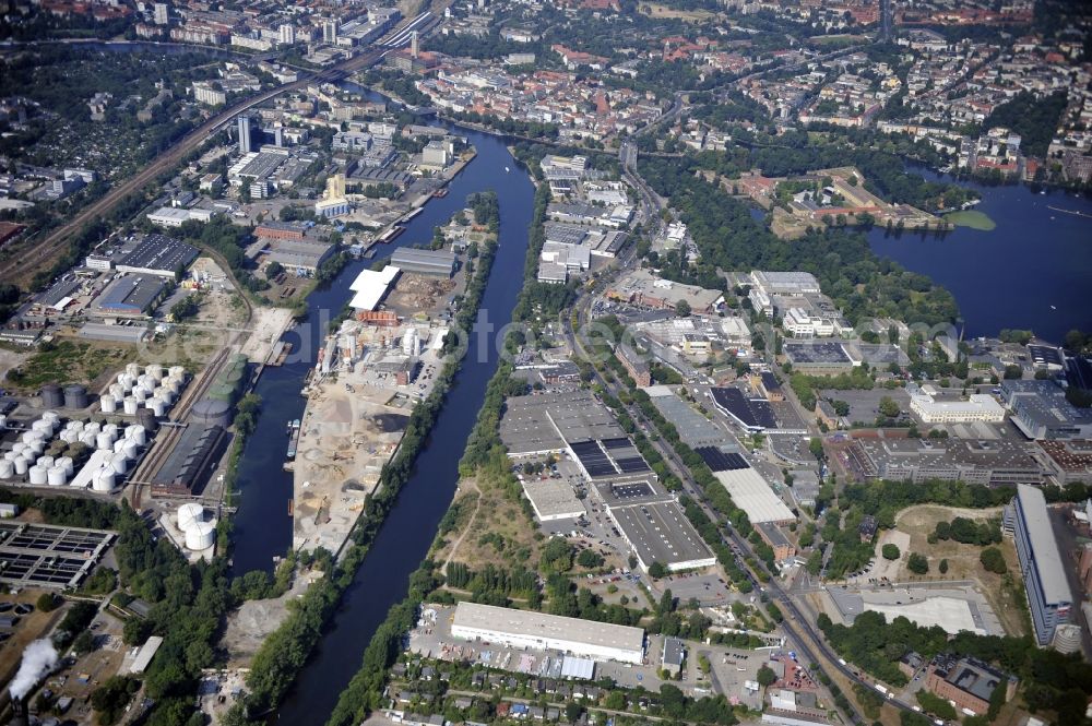 Berlin from the bird's eye view: Building and production halls on the premises of Baethge Baustoffe GmbH & Co. KG Am Juliusturm in the district Spandau in Berlin, Germany