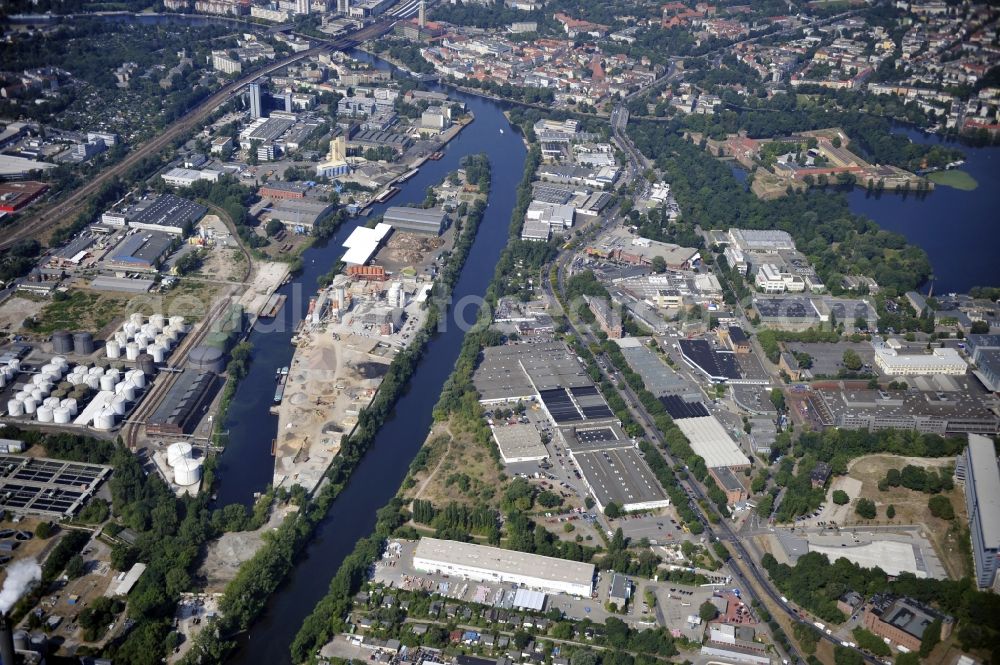 Aerial image Berlin - Building and production halls on the premises of Baethge Baustoffe GmbH & Co. KG Am Juliusturm in the district Spandau in Berlin, Germany