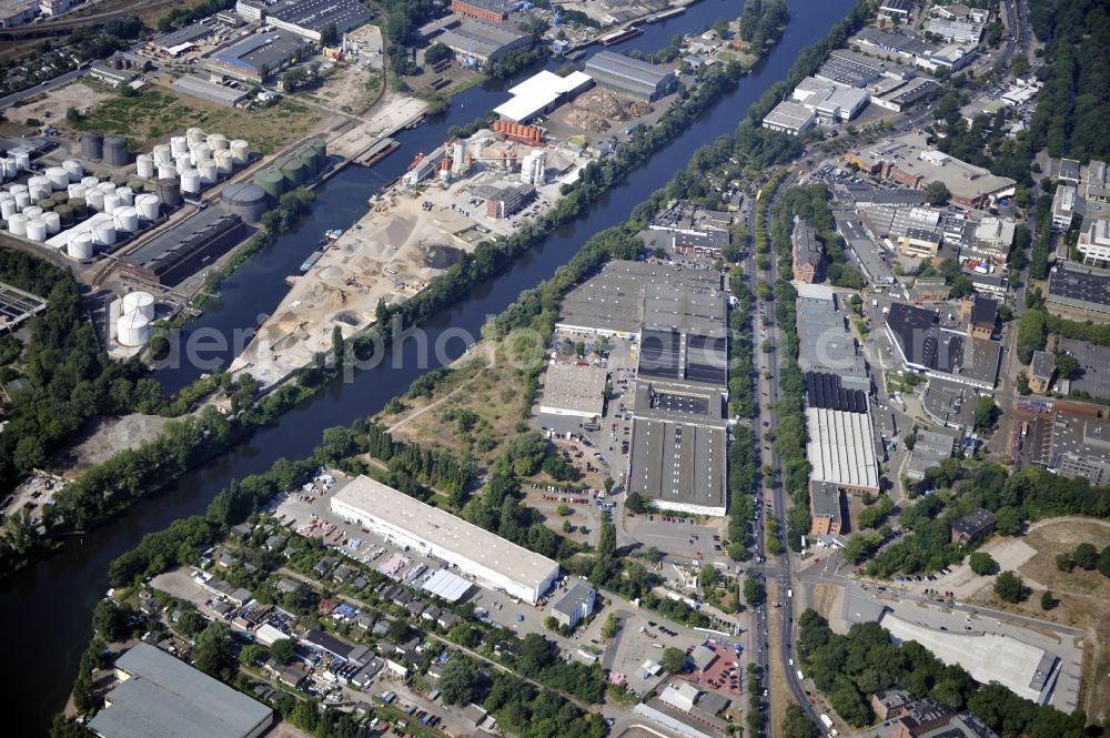 Aerial photograph Berlin - Building and production halls on the premises of Baethge Baustoffe GmbH & Co. KG Am Juliusturm in the district Spandau in Berlin, Germany