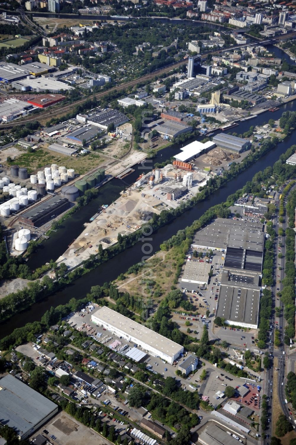 Berlin from above - Building and production halls on the premises of Baethge Baustoffe GmbH & Co. KG Am Juliusturm in the district Spandau in Berlin, Germany