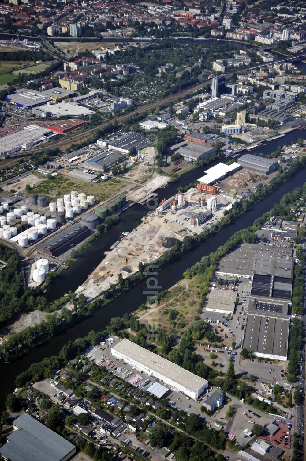 Berlin from the bird's eye view: Building and production halls on the premises of Baethge Baustoffe GmbH & Co. KG Am Juliusturm in the district Spandau in Berlin, Germany