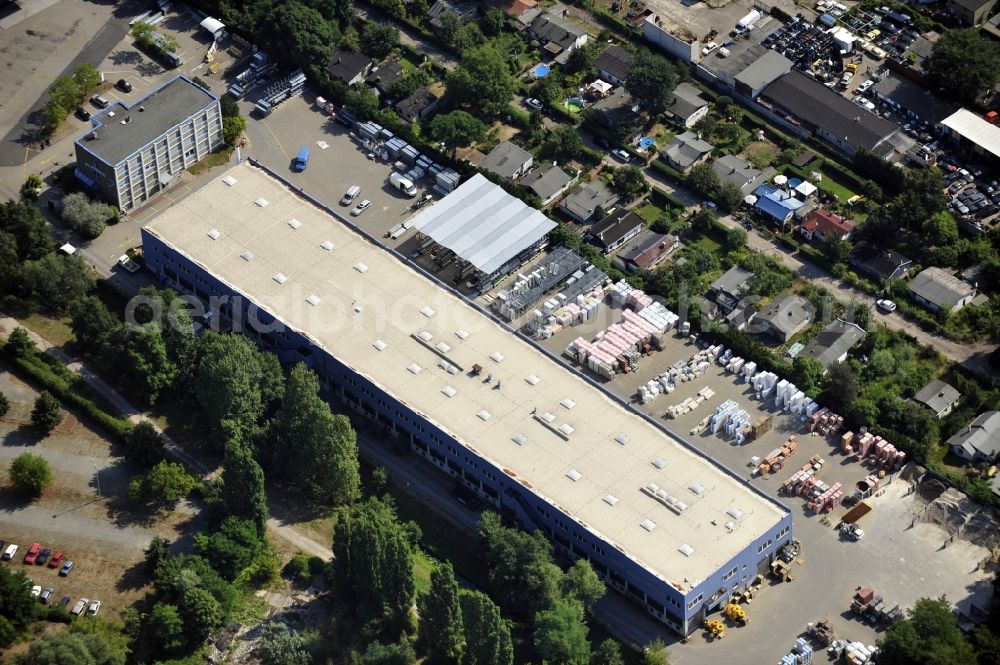 Aerial image Berlin - Building and production halls on the premises of Baethge Baustoffe GmbH & Co. KG Am Juliusturm in the district Spandau in Berlin, Germany