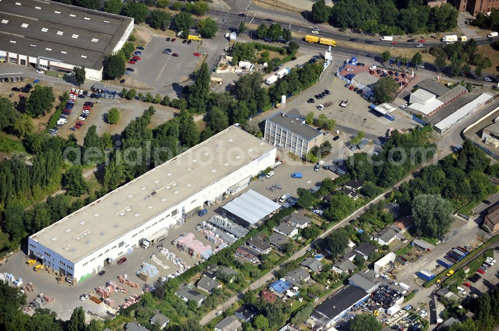 Aerial photograph Berlin - Building and production halls on the premises of Baethge Baustoffe GmbH & Co. KG Am Juliusturm in the district Spandau in Berlin, Germany