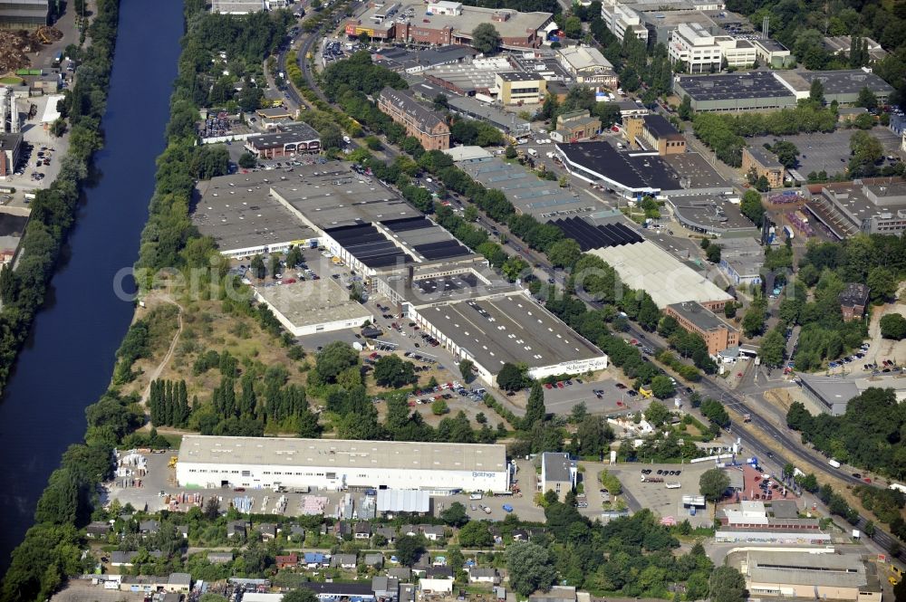 Berlin from the bird's eye view: Building and production halls on the premises of Baethge Baustoffe GmbH & Co. KG Am Juliusturm in the district Spandau in Berlin, Germany