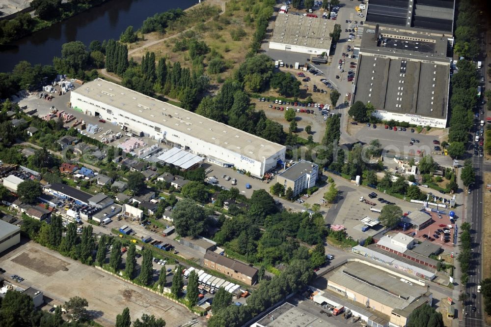 Aerial image Berlin - Building and production halls on the premises of Baethge Baustoffe GmbH & Co. KG Am Juliusturm in the district Spandau in Berlin, Germany