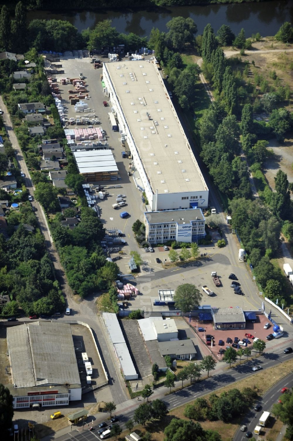 Aerial image Berlin - Building and production halls on the premises of Baethge Baustoffe GmbH & Co. KG Am Juliusturm in the district Spandau in Berlin, Germany