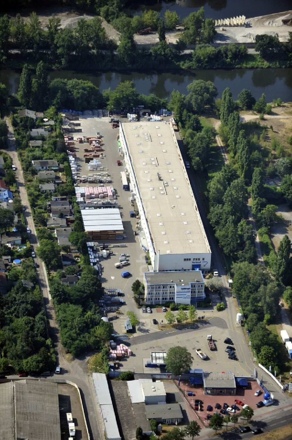 Aerial photograph Berlin - Building and production halls on the premises of Baethge Baustoffe GmbH & Co. KG Am Juliusturm in the district Spandau in Berlin, Germany