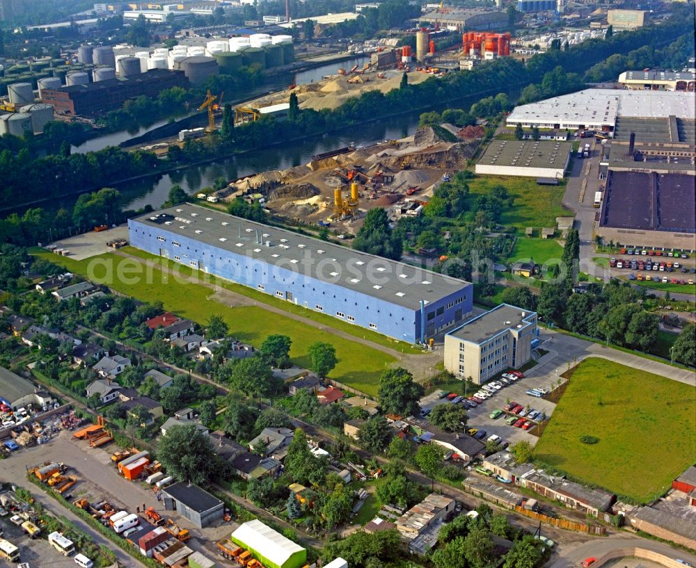 Aerial image Berlin - Building and production halls on the premises of Baethge Baustoffe GmbH & Co. KG Am Juliusturm in the district Spandau in Berlin, Germany