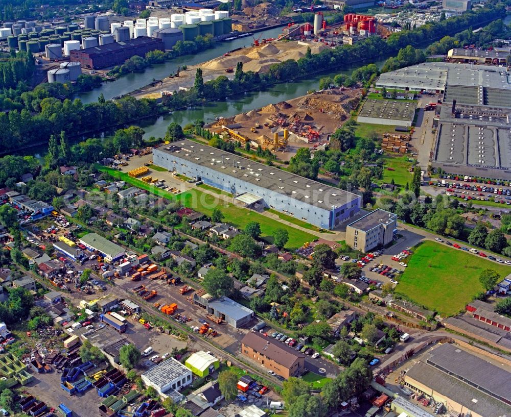 Aerial photograph Berlin - Building and production halls on the premises of Baethge Baustoffe GmbH & Co. KG Am Juliusturm in the district Spandau in Berlin, Germany