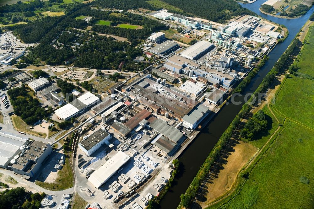 Aerial photograph Schwedt/Oder - Building and production halls on the premises of BTS - Brandenburger Tapeten Schwedt GmbH on Kuhheide in the district Vierraden in Schwedt/Oder in the state Brandenburg, Germany