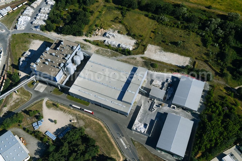 Aerial photograph Schwedt/Oder - Building and production halls on the premises of BTS - Brandenburger Tapeten Schwedt GmbH on Kuhheide in the district Vierraden in Schwedt/Oder in the state Brandenburg, Germany