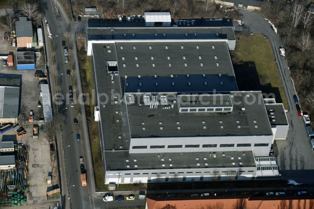 Berlin from the bird's eye view: Building and production halls on the premises of BVZ Berliner Zeitungsdruck GmbH Am Wasserwerk in the district Lichtenberg in Berlin