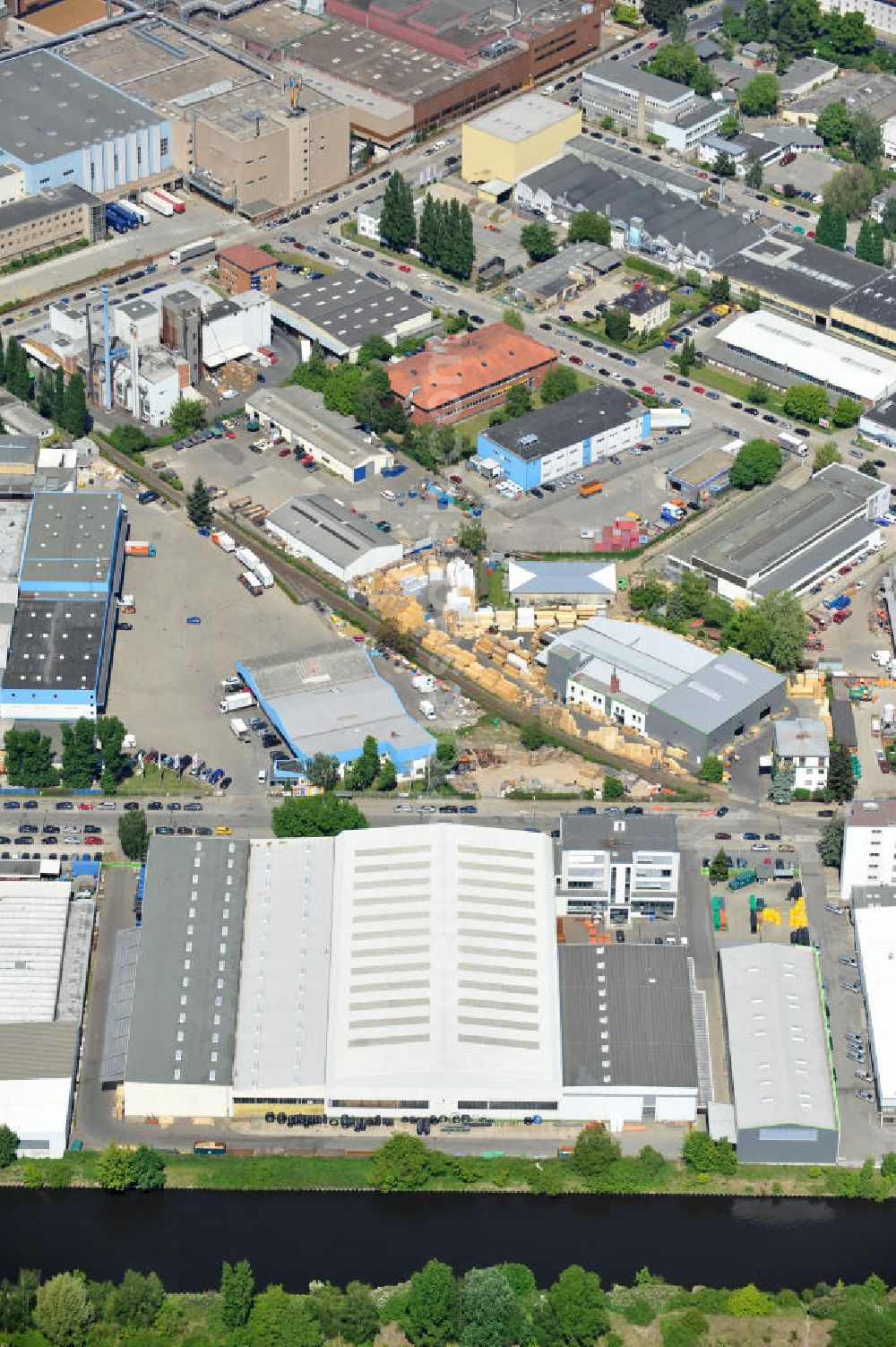 Berlin from above - Werksgelände der Carl Spaeter GmbH Stahlgroßhandel an der Nobelstraße 33 in Berlin. Work area Carl Später GmbH steel wholesale at the Nobelstraße in Berlin.