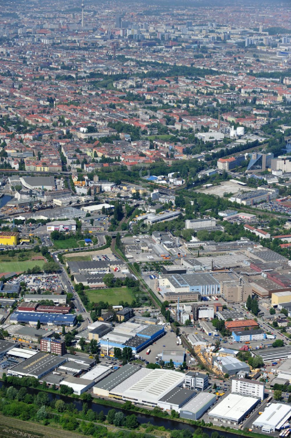 Berlin from the bird's eye view: Werksgelände der Carl Spaeter GmbH Stahlgroßhandel an der Nobelstraße 33 in Berlin. Work area Carl Später GmbH steel wholesale at the Nobelstraße in Berlin.