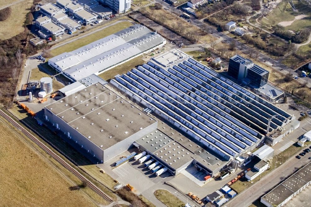 Karlsruhe from above - Building and production halls on the premises of the chemical manufacturers L'OREAL Produktion Deutschland GmbH & Co. KG in the district Nordweststadt in Karlsruhe in the state Baden-Wuerttemberg, Germany