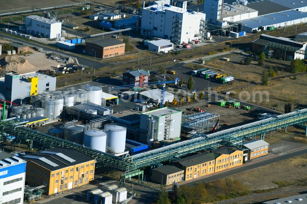 Aerial photograph Bitterfeld-Wolfen - Building and production halls on the premises of the chemical manufacturers in the district Greppin in Bitterfeld-Wolfen in the state Saxony-Anhalt, Germany