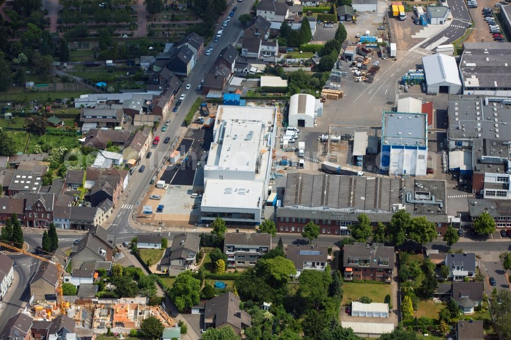 Aerial photograph Grevenbroich - Building and production halls on the premises of the chemical manufacturers ACTEGA Rhenania on Rhenaniastrasse in the district Wevelinghoven in Grevenbroich in the state North Rhine-Westphalia, Germany