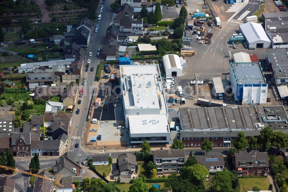 Aerial photograph Grevenbroich - Building and production halls on the premises of the chemical manufacturers ACTEGA Rhenania on Rhenaniastrasse in the district Wevelinghoven in Grevenbroich in the state North Rhine-Westphalia, Germany