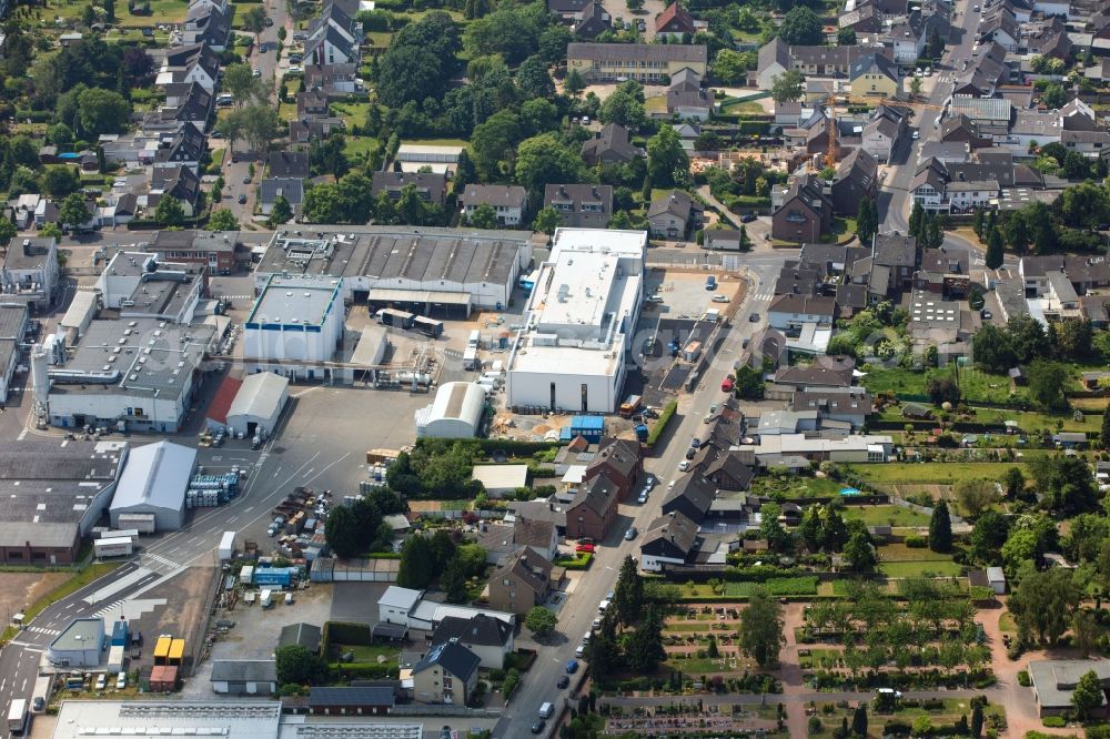 Aerial image Grevenbroich - Building and production halls on the premises of the chemical manufacturers ACTEGA Rhenania on Rhenaniastrasse in the district Wevelinghoven in Grevenbroich in the state North Rhine-Westphalia, Germany