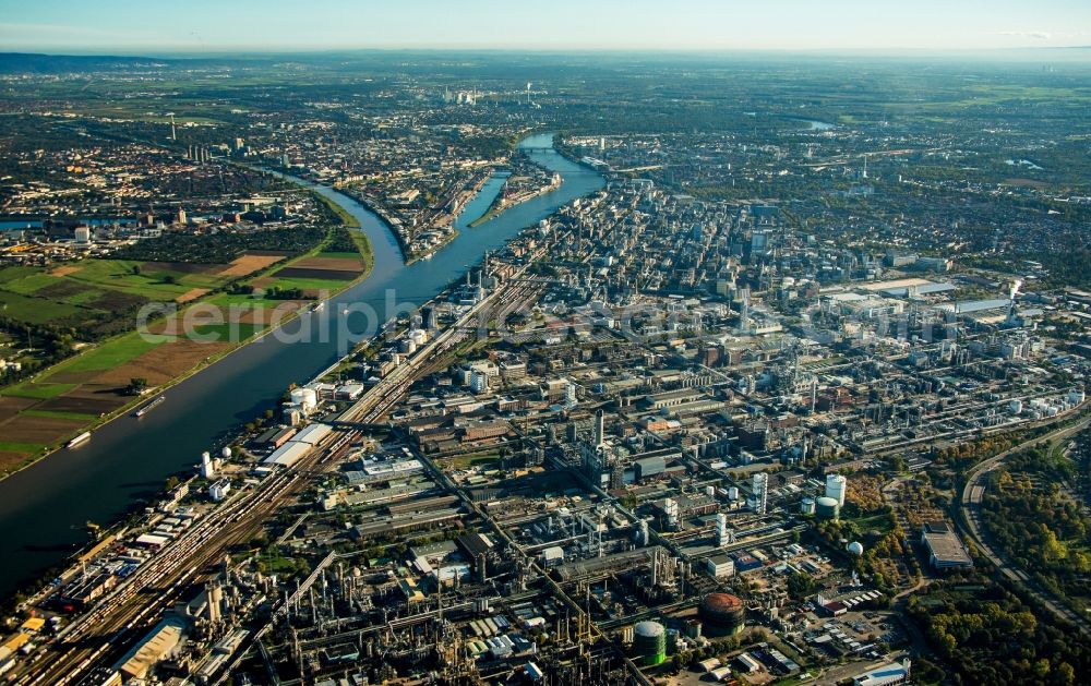 Aerial image Ludwigshafen am Rhein - Building and production halls on the premises of the chemical manufacturers BASF in Ludwigshafen am Rhein in the state Rhineland-Palatinate