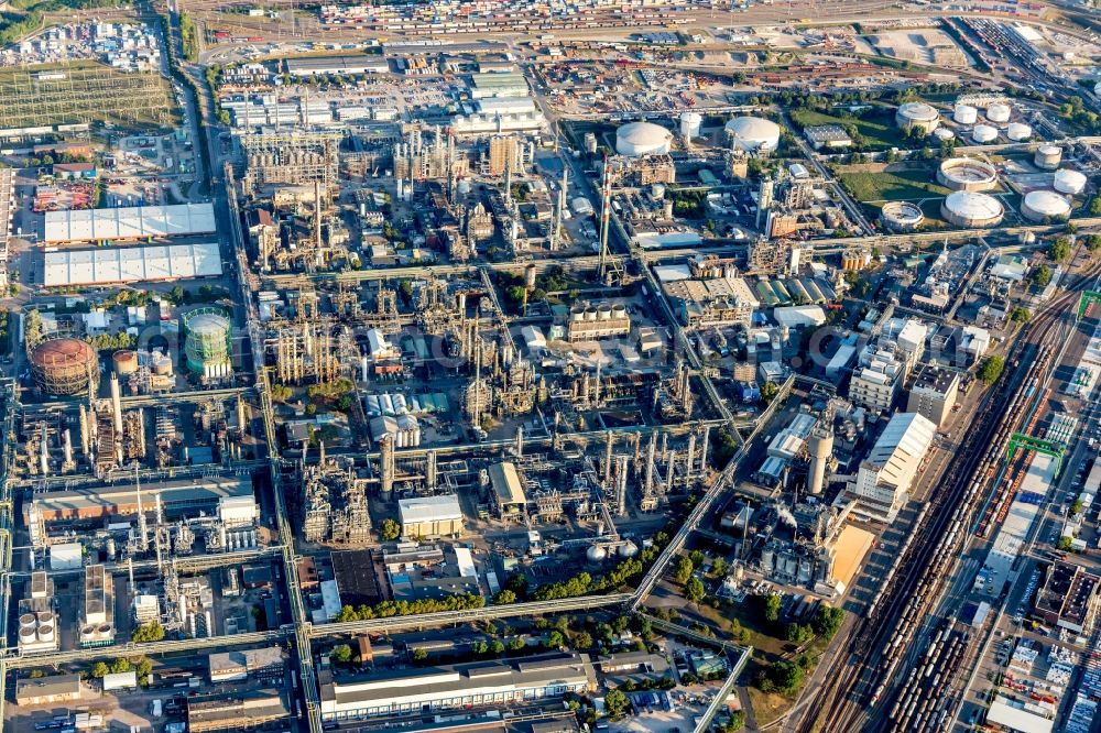 Ludwigshafen am Rhein from the bird's eye view: Building and production halls on the premises of the chemical manufacturers BASF in Ludwigshafen am Rhein in the state Rhineland-Palatinate, Germany