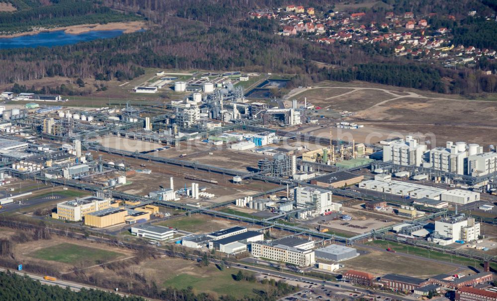 Aerial photograph Schwarzheide - Building and production halls on the premises of the chemical manufacturers BASF Schwarzheide GmbH on street Schipkauer Strasse in Schwarzheide in the state Brandenburg, Germany