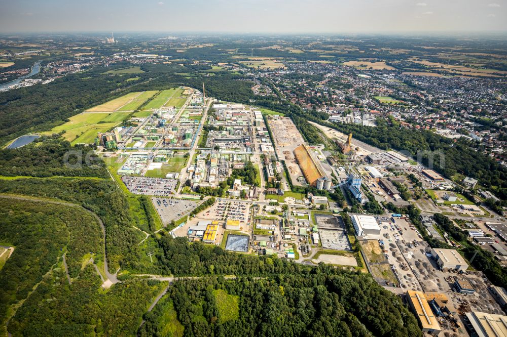 Bergkamen from the bird's eye view: Building and production halls on the premises of the chemical manufacturers Bayer Pharma AG on Ernst-Schering-Strasse in Bergkamen in the state North Rhine-Westphalia, Germany