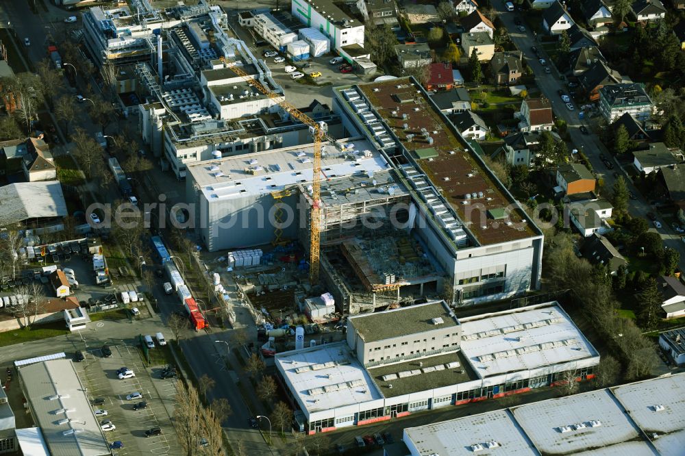 Aerial photograph Berlin - Building and production halls on the premises of the chemical manufacturers B. Braun Melsung AG on street Kanalstrasse - Mistelweg in the district Rudow in Berlin, Germany