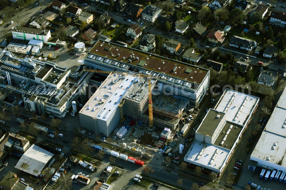 Berlin from the bird's eye view: Building and production halls on the premises of the chemical manufacturers B. Braun Melsung AG on street Kanalstrasse - Mistelweg in the district Rudow in Berlin, Germany