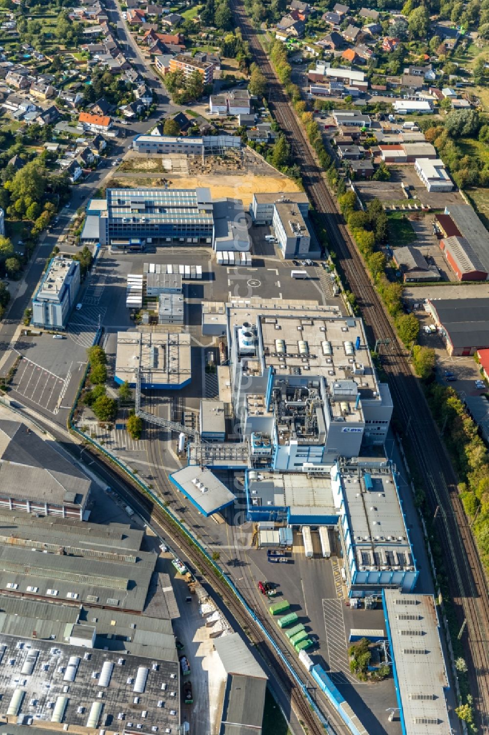 Aerial photograph Wesel - Building and production halls on the premises of the chemical manufacturers of BYK-Chemie GmbH on Abelstrasse in Wesel in the state North Rhine-Westphalia, Germany