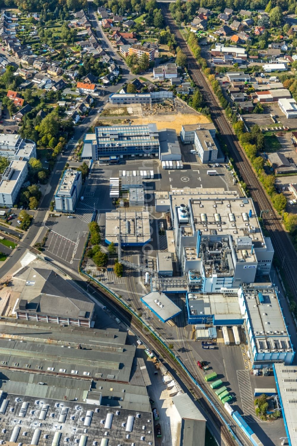 Aerial photograph Wesel - Building and production halls on the premises of the chemical manufacturers of BYK-Chemie GmbH on Abelstrasse in Wesel in the state North Rhine-Westphalia, Germany