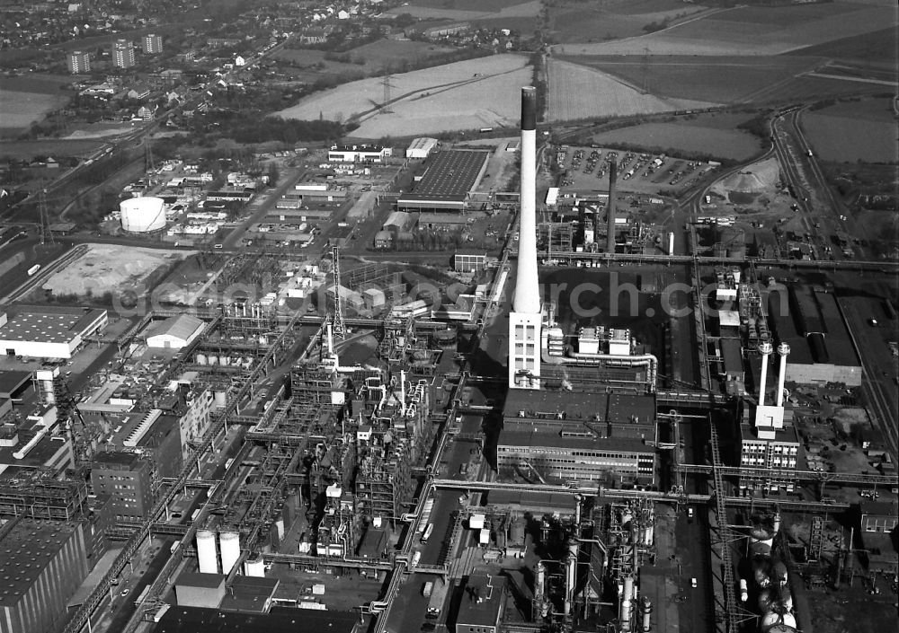 Aerial photograph Krefeld - Building and production halls on the premises of the chemical manufacturers CHEMPARK Krefeld-Uerdingen on Friedensstrasse in the district Hohenbudberg in Krefeld in the state North Rhine-Westphalia, Germany