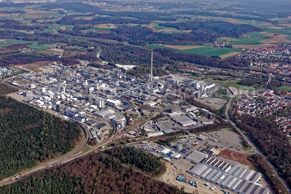 Aerial photograph Burgkirchen an der Alz - Building and production halls on the premises of the chemical manufacturers Dyneon in Burgkirchen an der Alz in the state Bavaria. Burgkirchen is located in the so-called Bavarian Chemical Triangle. Dyneon is a 3M subsidiary and manufactures PTFE (polytetrafluoroethylene), Fluorothermoplastics fluoroelastomers, plastic additives