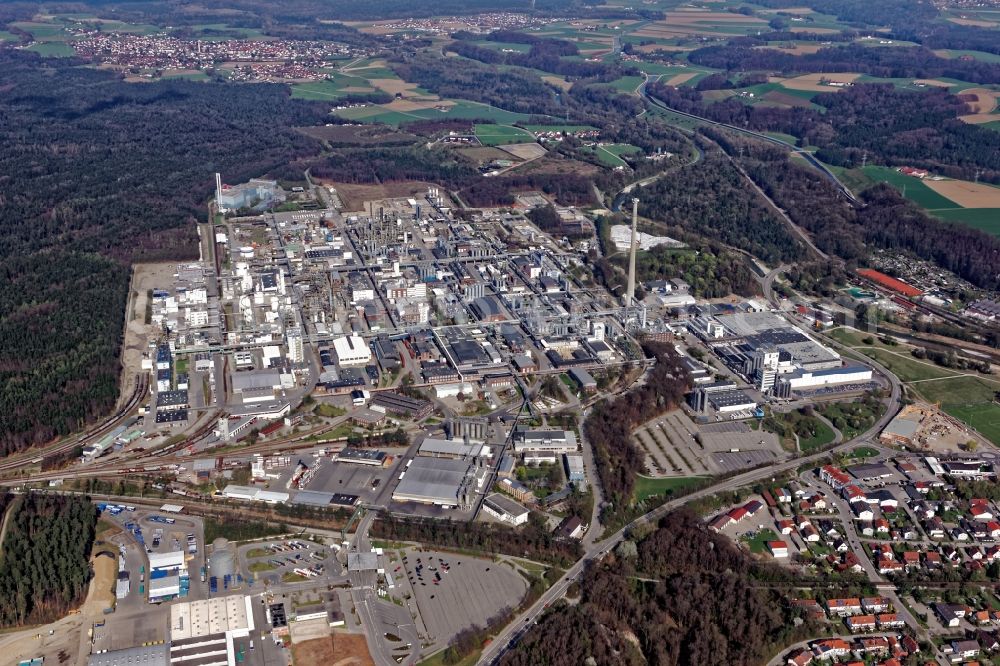 Burgkirchen an der Alz from the bird's eye view: Building and production halls on the premises of the chemical manufacturers Dyneon in Burgkirchen an der Alz in the state Bavaria. Burgkirchen is located in the so-called Bavarian Chemical Triangle. Dyneon is a 3M subsidiary and manufactures PTFE (polytetrafluoroethylene), Fluorothermoplastics fluoroelastomers, plastic additives