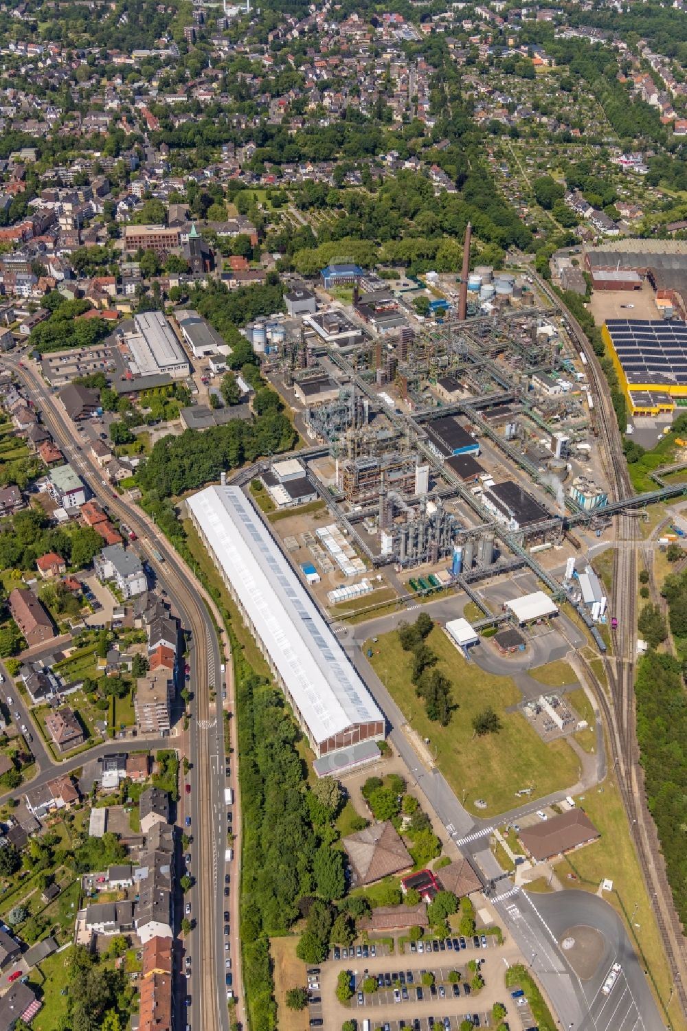 Aerial photograph Herne - Building and production halls on the premises of the chemical manufacturers of Evonik Industries AG on Herzogstrasse in the district Wanne-Eickel in Herne in the state North Rhine-Westphalia, Germany