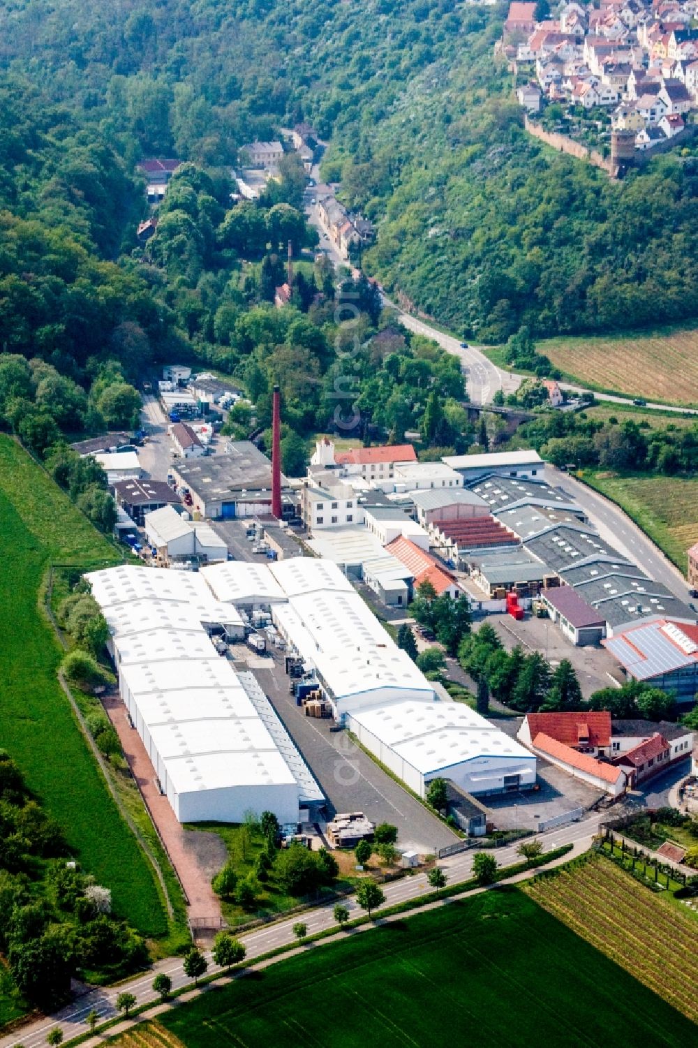 Aerial photograph Kleinkarlbach - Building and production halls on the premises of the chemical manufacturers Gechem GmbH & Co KG in the district Neuleiningen-Tal in Kleinkarlbach in the state Rhineland-Palatinate, Germany