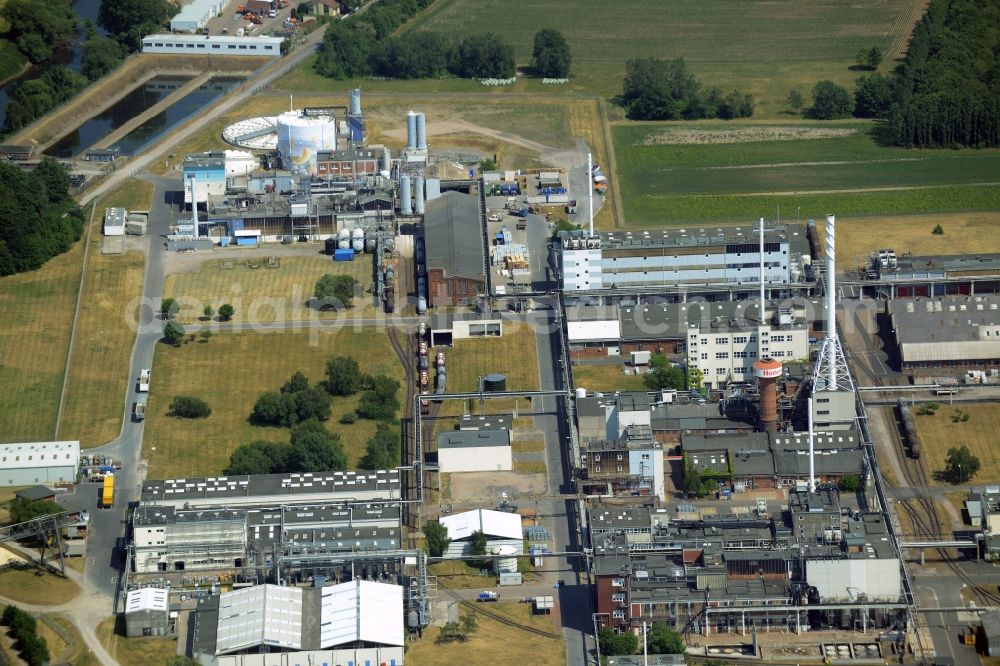 Aerial photograph Seelze - Building and production halls on the premises of the chemical manufacturers Honeywell Specialty Chemicals Seelze GmbH in Seelze in the state Lower Saxony