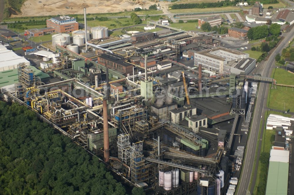 Köln from the bird's eye view: Building and production halls on the premises of the chemical manufacturers Orion Engineered Carbons GmbH (former Degussa) in the district Hoenningen in Cologne in the state North Rhine-Westphalia, Germany