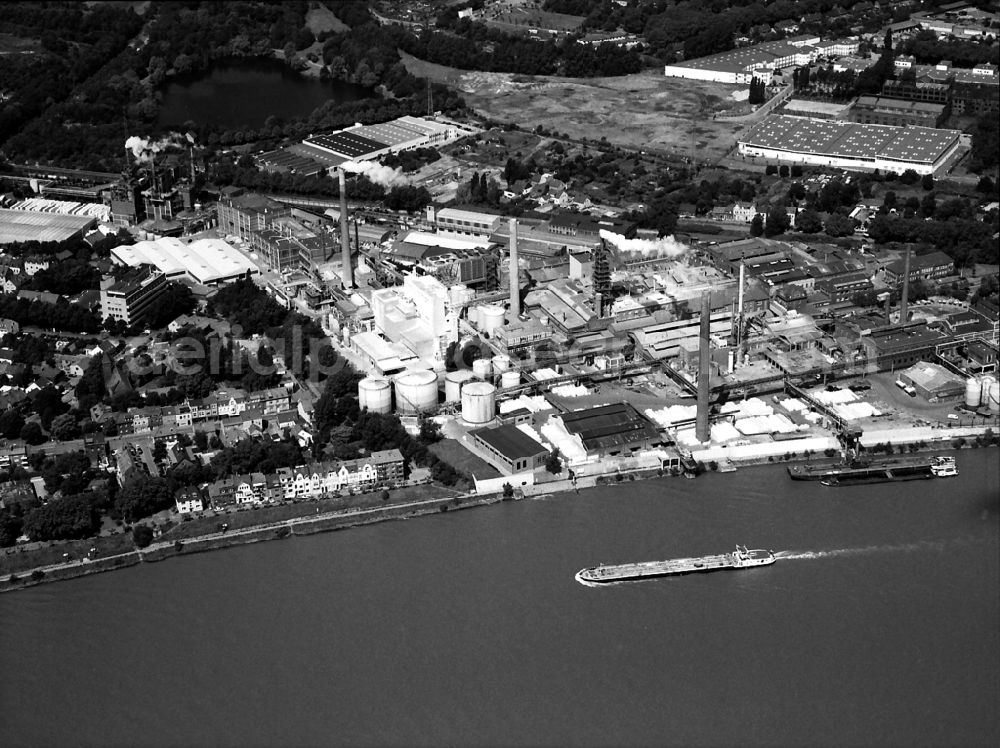 Aerial photograph Duisburg - Building and production halls on the premises of the chemical manufacturers Sachtleben - Huntsman Corporation in the district Homberg-Ruhrort-Baerl in Duisburg in the state North Rhine-Westphalia, Germany