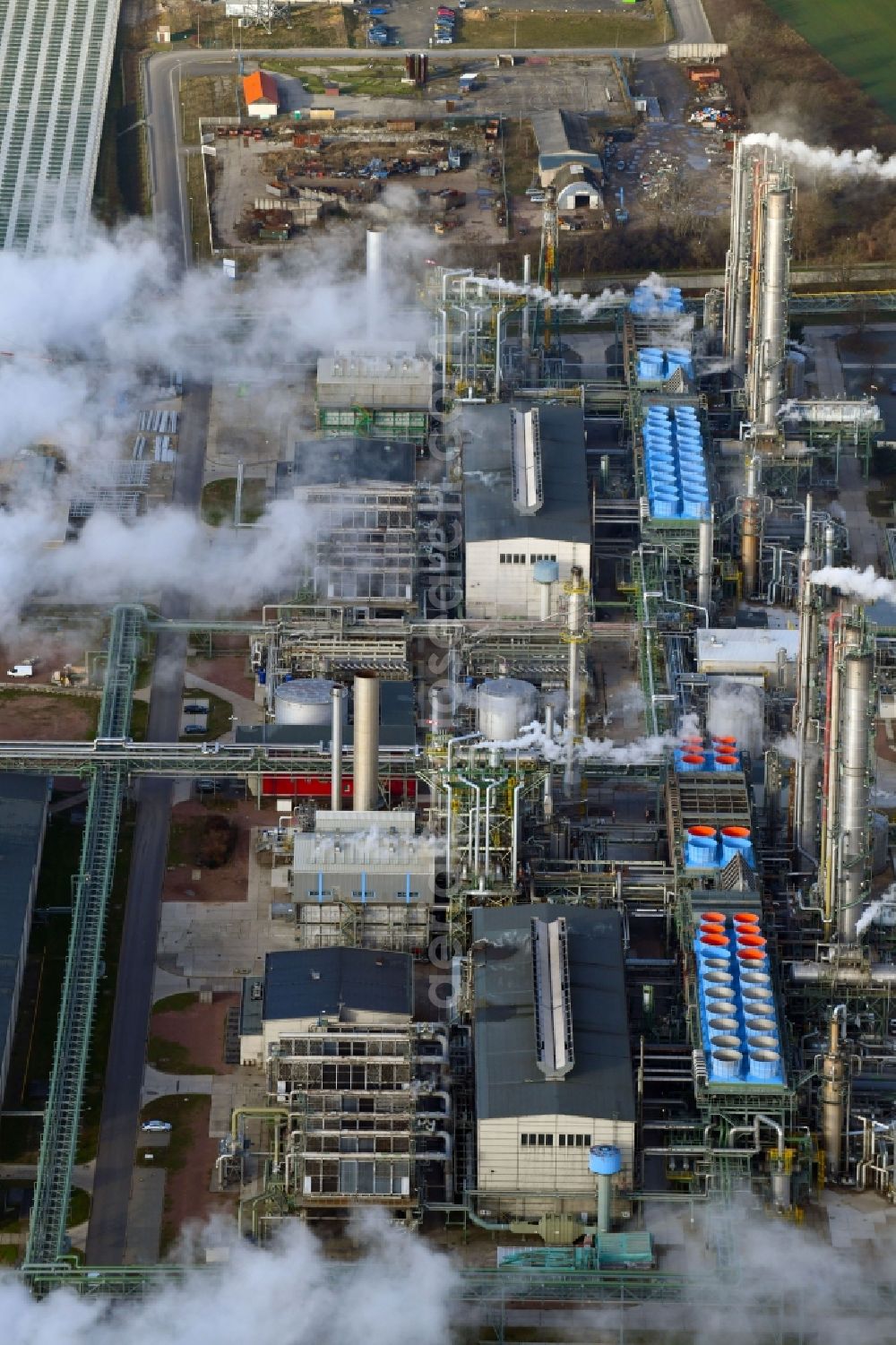 Aerial photograph Lutherstadt Wittenberg - Building and production halls on the premises of the chemical manufacturers SKW Stickstoffwerke Piesteritz GmbH in Lutherstadt Wittenberg in the state Saxony-Anhalt