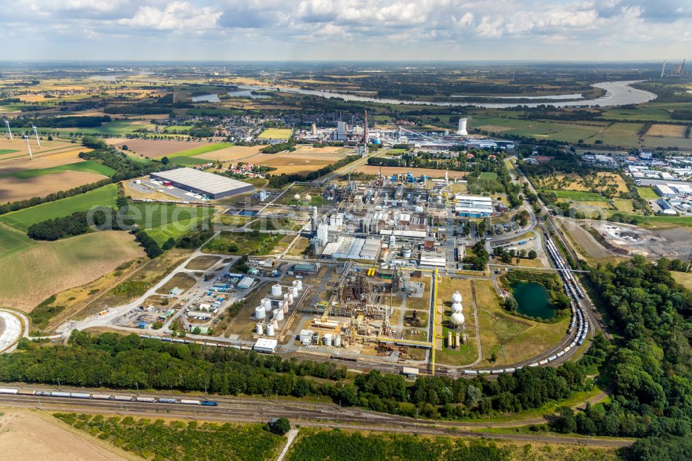 Aerial photograph Rheinberg - Buildings and production halls on the factory premises of the chemical producer Solvay Chemicals GmbH - Deutsche Solvay Werke in the Ossenberg district of Rheinberg in the federal state of North Rhine-Westphalia, Germany