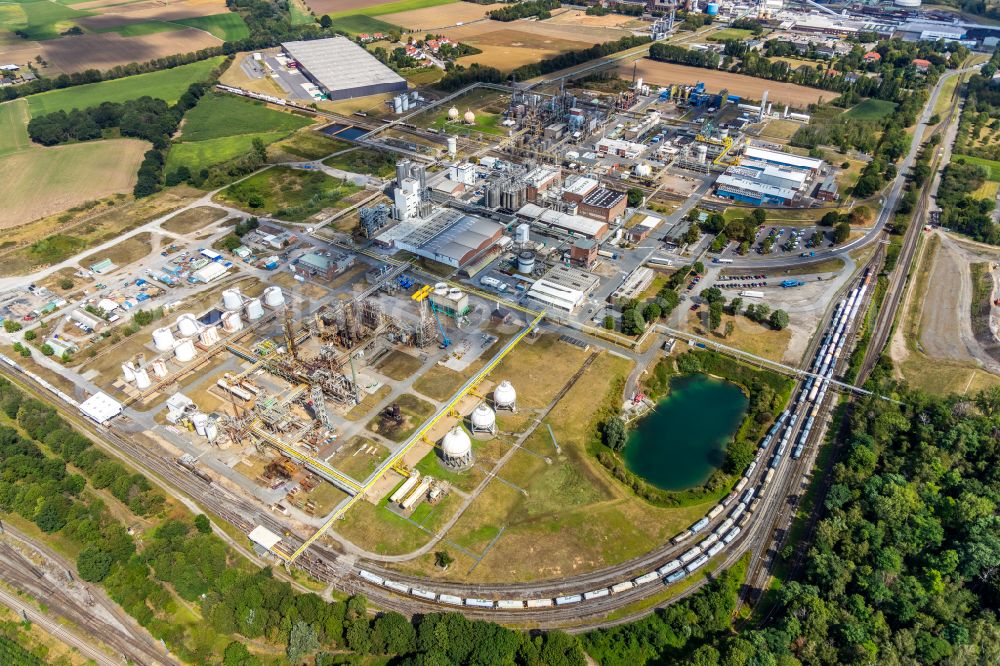 Rheinberg from above - Buildings and production halls on the factory premises of the chemical producer Solvay Chemicals GmbH - Deutsche Solvay Werke in the Ossenberg district of Rheinberg in the federal state of North Rhine-Westphalia, Germany