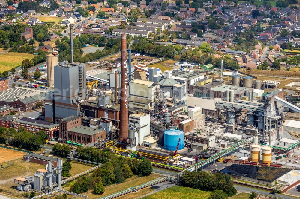 Rheinberg from the bird's eye view: Buildings and production halls on the factory premises of the chemical producer Solvay Chemicals GmbH - Deutsche Solvay Werke in the Ossenberg district of Rheinberg in the federal state of North Rhine-Westphalia, Germany