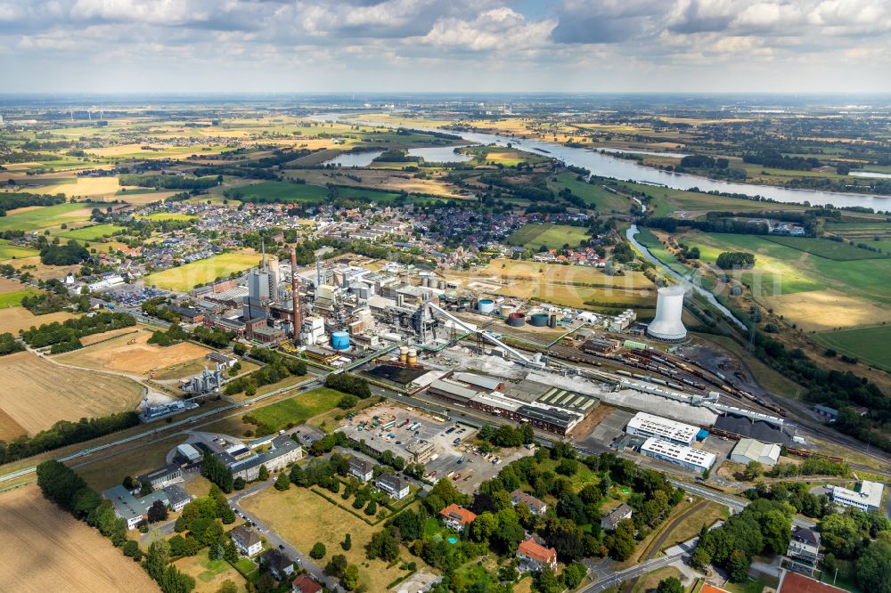 Aerial image Rheinberg - Buildings and production halls on the factory premises of the chemical producer Solvay Chemicals GmbH - Deutsche Solvay Werke in the Ossenberg district of Rheinberg in the federal state of North Rhine-Westphalia, Germany