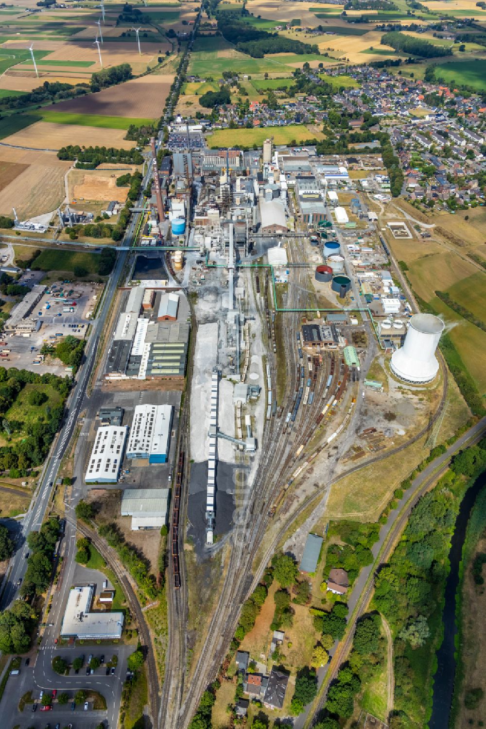 Aerial photograph Rheinberg - Buildings and production halls on the factory premises of the chemical producer Solvay Chemicals GmbH - Deutsche Solvay Werke in the Ossenberg district of Rheinberg in the federal state of North Rhine-Westphalia, Germany