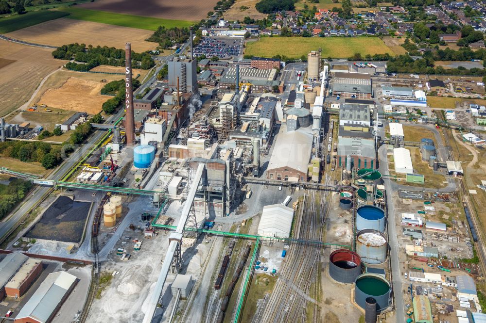 Rheinberg from above - Buildings and production halls on the factory premises of the chemical producer Solvay Chemicals GmbH - Deutsche Solvay Werke in the Ossenberg district of Rheinberg in the federal state of North Rhine-Westphalia, Germany