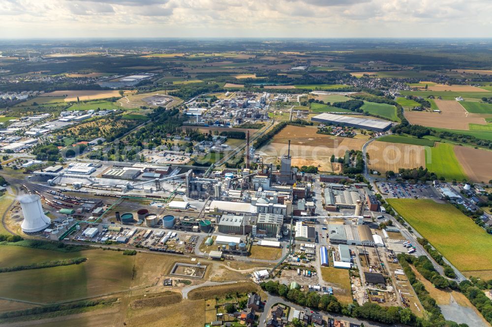 Rheinberg from the bird's eye view: Buildings and production halls on the factory premises of the chemical producer Solvay Chemicals GmbH - Deutsche Solvay Werke in the Ossenberg district of Rheinberg in the federal state of North Rhine-Westphalia, Germany