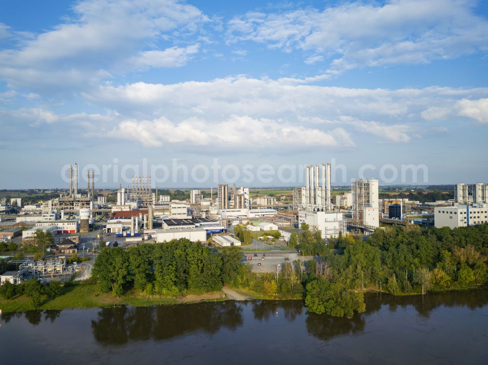 Nünchritz from above - Building and production halls on the premises of the chemical manufacturers Wacker Chemie AG in Nuenchritz in the state Saxony, Germany