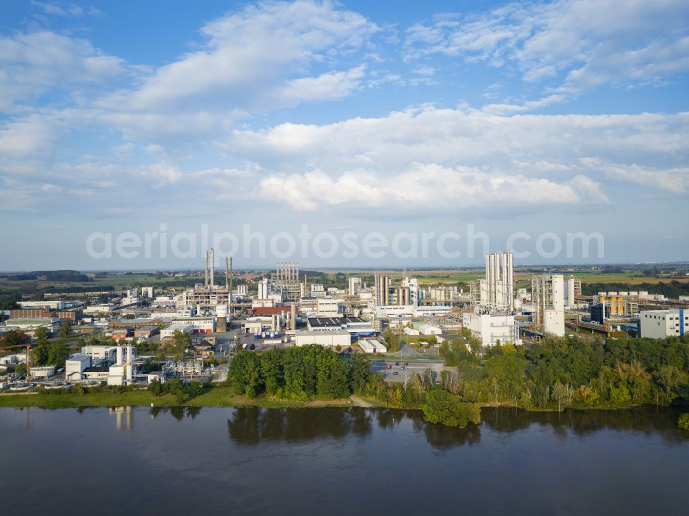 Nünchritz from the bird's eye view: Building and production halls on the premises of the chemical manufacturers Wacker Chemie AG in Nuenchritz in the state Saxony, Germany