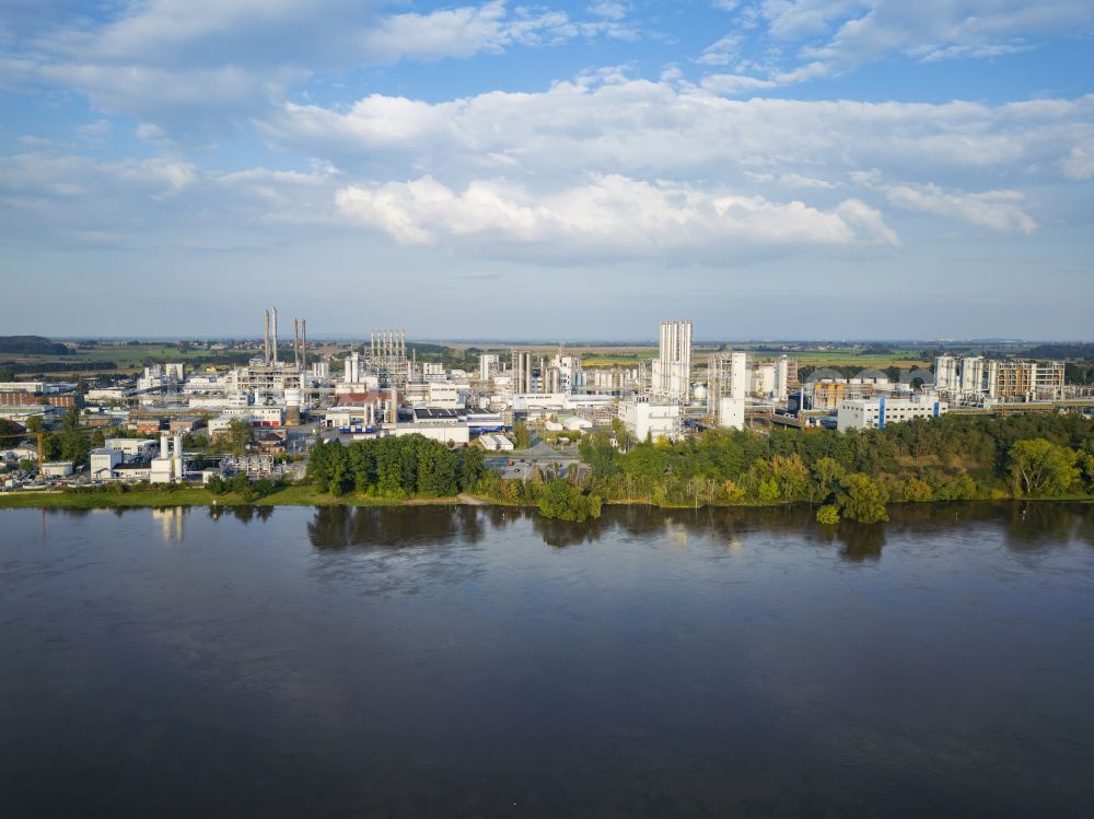 Aerial image Nünchritz - Building and production halls on the premises of the chemical manufacturers Wacker Chemie AG in Nuenchritz in the state Saxony, Germany